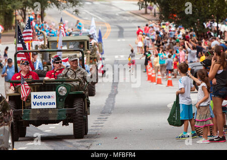 Ein koreanischer Kriegsveteran fahren eine Armee Jeep Wellen zu den Zuschauern die Teilnahme an der jährlichen Alte Soldaten Day Parade am 1. August 2015 in Alpharetta, GA. Stockfoto