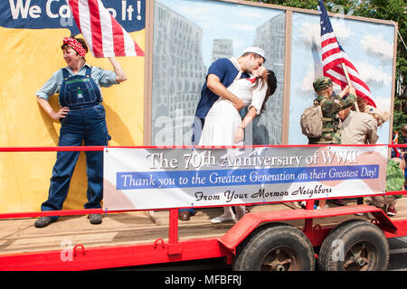 Eine Parade float mit live Zeichen ehrt Rosie Rivoter, der Times Square Kuss und das Iwo Jima Fahnenträger am 1. August 2015 in Alpharetta, GA. Stockfoto