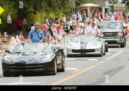 Veteranen Fahrt in Wandelanleihen entlang der Paradestrecke der jährlichen Alte Soldaten Day Parade am 1. August 2015 in Alpharetta, GA. Stockfoto