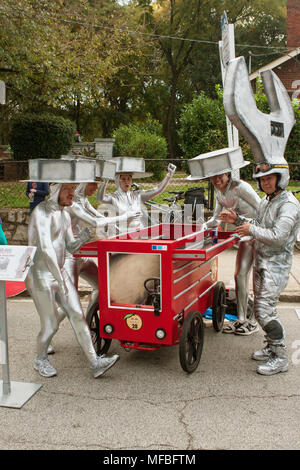 Wettbewerber gekleidet wie Metall Schrauben und einem Schraubenschlüssel, Schinken, neben ihren Rennwagen bei Red Bull Soap Box Derby am 24. Oktober 2015 in Atlanta, GA. Stockfoto