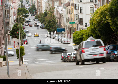 San Francisco, CA, USA - 18. Mai 2015: Autos Bewegungsunschärfe Reisen durch extrem hügeligen Straßen im Nob Hill in San Francisco. Stockfoto