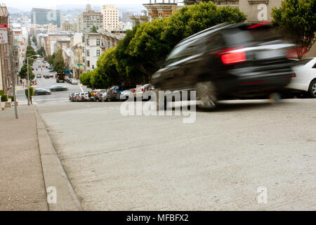 San Francisco, CA, USA - 18. Mai 2015: ein Auto Verwacklungsunschärfen, während Sie das Bremsen eines steilen Hügel im Nob Hill in San Francisco. Stockfoto