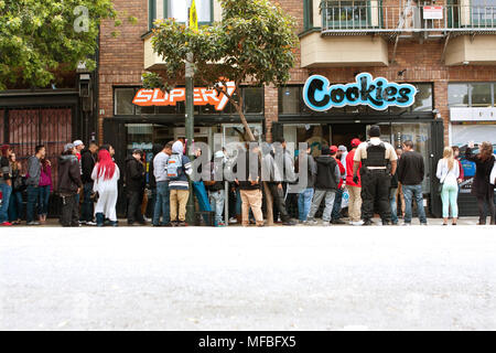 Eine sehr lange Schlange von Menschen wartet in eine neue Cookies speichern in Haight Ashbury am 18. Mai 2015 in San Francisco, CA zu erhalten. Stockfoto