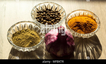 Boden und ganzen roten und schwarzen Pfeffer ist in kleine transparente Untersetzer gegossen Stockfoto