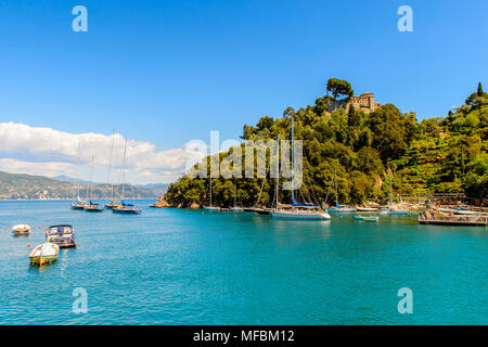 Hafen von Portofino, ist ein Italienisches Fischerdorf, Provinz Genua, Italien. Ferien Resort mit einem malerischen Hafen und mit Prominenten und Künstler Stockfoto