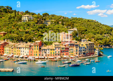 Panoramiv Ansicht von Portofino, ist ein Italienisches Fischerdorf, Provinz Genua, Italien. Ferien Resort mit einem malerischen Hafen und mit Prominenten und Stockfoto