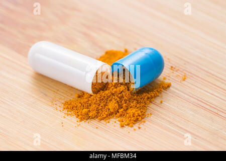 Kurkuma Pulver in Schüssel auf weißem Hintergrund, Curcuma longa Stockfoto