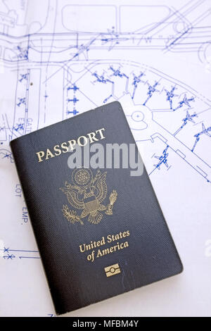 Blue US-Reisepass ruht auf einer Zeichnung von einem Flughafen Stockfoto
