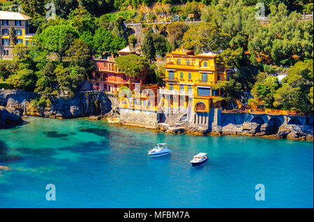 Luftaufnahme von Portofino, ein Italienisches Fischerdorf, Provinz Genua, Italien. Ferien Resort mit einem malerischen Hafen und mit Prominenten und Artis Stockfoto