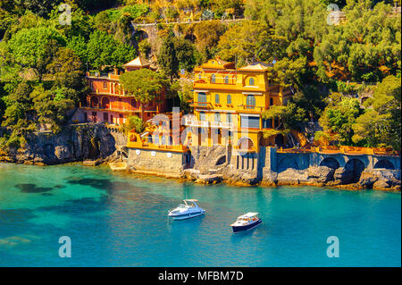 Luftaufnahme von Portofino, ein Italienisches Fischerdorf, Provinz Genua, Italien. Ferien Resort mit einem malerischen Hafen und mit Prominenten und Artis Stockfoto