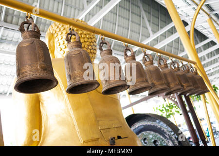 Traditionelle messing Glocke, die traditionelle Architektur, den Glauben des Buddhismus, wenn geschlagen, wird berühmt werden. Wie der Klang der Glocke Stockfoto