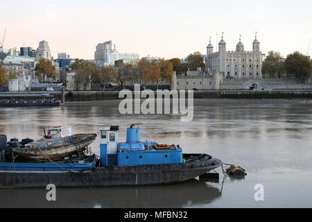 Boot in der Themse, London, England Stockfoto