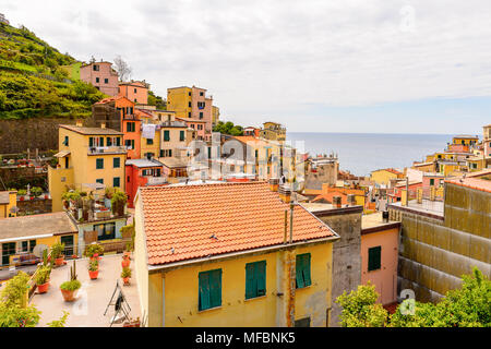 Panorama von Riomaggiore (Rimazuu), einem Dorf in der Provinz von La Spezia, Ligurien, Italien. Es ist eines der Länder der Cinque Terre, UNESCO World Heritage Si Stockfoto