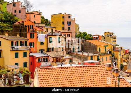 Panorama von Riomaggiore (Rimazuu), einem Dorf in der Provinz von La Spezia, Ligurien, Italien. Es ist eines der Länder der Cinque Terre, UNESCO World Heritage Si Stockfoto