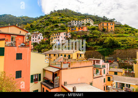 Panorama von Riomaggiore (Rimazuu), einem Dorf in der Provinz von La Spezia, Ligurien, Italien. Es ist eines der Länder der Cinque Terre, UNESCO World Heritage Si Stockfoto