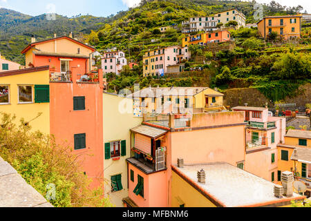 Panorama von Riomaggiore (Rimazuu), einem Dorf in der Provinz von La Spezia, Ligurien, Italien. Es ist eines der Länder der Cinque Terre, UNESCO World Heritage Si Stockfoto