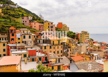 Panorama von Riomaggiore (Rimazuu), einem Dorf in der Provinz von La Spezia, Ligurien, Italien. Es ist eines der Länder der Cinque Terre, UNESCO World Heritage Si Stockfoto