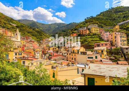 Panorama von Riomaggiore (Rimazuu), einem Dorf in der Provinz von La Spezia, Ligurien, Italien. Es ist eines der Länder der Cinque Terre, UNESCO World Heritage Si Stockfoto