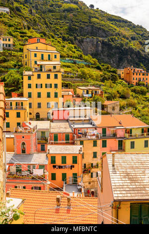 Panorama von Riomaggiore (Rimazuu), einem Dorf in der Provinz von La Spezia, Ligurien, Italien. Es ist eines der Länder der Cinque Terre, UNESCO World Heritage Si Stockfoto