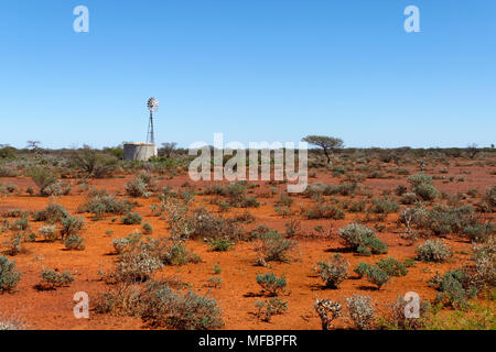 Windmühle und Wassertank im Outback australische Landschaft, Yalgoo, Western Australia Stockfoto