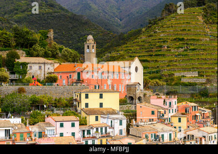 Luftaufnahme von Vernazza (vulnetia), einer kleinen Stadt in der Provinz von La Spezia, Ligurien, Italien. Es ist eines der Länder der Cinque Terre, UNESCO-Heritag Stockfoto