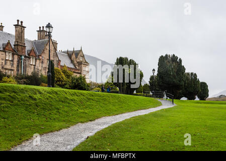 In Killarney, Irland - 11 November, 2017: Muckross House und Gärten gegen bewölkten Himmel. Es ist ein Herrenhaus im Tudor-Stil gestaltet, in der die Nat entfernt Stockfoto