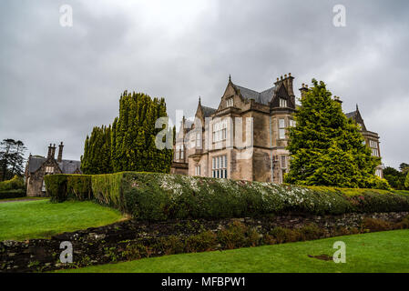 In Killarney, Irland - 11 November, 2017: Muckross House und Gärten gegen bewölkten Himmel. Es ist ein Herrenhaus im Tudor-Stil gestaltet, in der die Nat entfernt Stockfoto