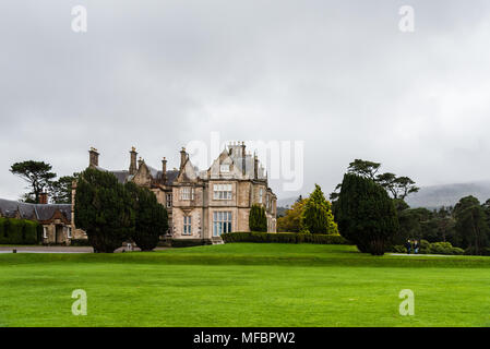 In Killarney, Irland - 11 November, 2017: Muckross House und Gärten gegen bewölkten Himmel. Es ist ein Herrenhaus im Tudor-Stil gestaltet, in der die Nat entfernt Stockfoto