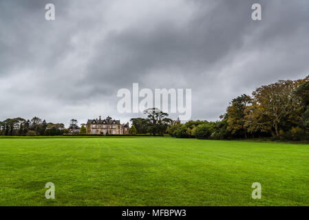 In Killarney, Irland - 11 November, 2017: Muckross House und Gärten gegen bewölkten Himmel. Es ist ein Herrenhaus im Tudor-Stil gestaltet, in der die Nat entfernt Stockfoto