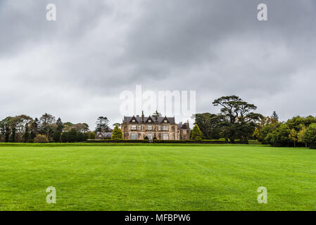 In Killarney, Irland - 11 November, 2017: Muckross House und Gärten gegen bewölkten Himmel. Es ist ein Herrenhaus im Tudor-Stil gestaltet, in der die Nat entfernt Stockfoto