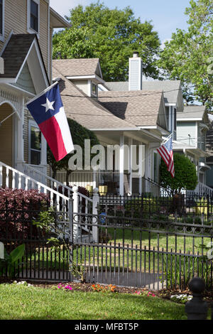 Amerikanische Häuser - Häuser in Houston, Texas, USA fliegen die amerikanische Flagge und der Texas Flagge, Houston, Texas, Vereinigte Staaten von Amerika Stockfoto