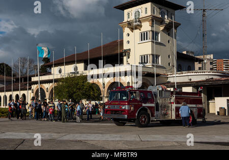 Flieger aus dem 21 Airlift Squadron, liefern ein feuerwehrauto am internationalen Flughafen La Aurora, Guatemala City, Guatemala, 20. April 2018 während einer Denton Programm Mission. Die Denton Programm ist ein Verteidigungsministerium Transport Programm, bewegt humanitäre Fracht, durch US-amerikanische gespendet gegründete Nicht-Regierungs-Organisationen in Entwicklungsländern erleichtern das menschliche Leiden. Die einsatzfahrzeuge von der Mission der Liebe Stiftung gespendet wurden, sie sind die größten Nutzer der Denton Programm, in medizinischen, Soforthilfe und humanitäre Hilfsgüter an bedürftige Gemeinschaften auf der ganzen Welt geliefert. (U.S. Ai Stockfoto