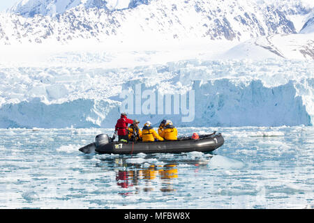Abenteuer Kreuzfahrt auf einer Zodiac Beiboot auf Packeis in arktischen Gewässern. Spitzbergen, Svalbard, Norwegen, Skandinavien Stockfoto