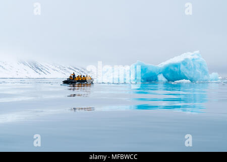 Abenteuer Kreuzfahrt auf einer Zodiac Beiboot auf Packeis in arktischen Gewässern. Spitzbergen, Svalbard, Norwegen, Skandinavien Stockfoto