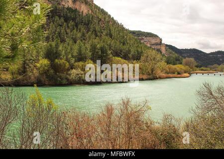 Tolosa Behälter durch die Vegetation und die Berge in Alcala del Jucar Dorf umgeben, Albacete, Spanien Stockfoto