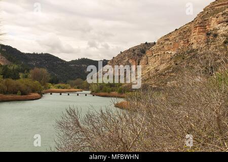 Tolosa Behälter durch die Vegetation und die Berge in Alcala del Jucar Dorf umgeben, Albacete, Spanien Stockfoto