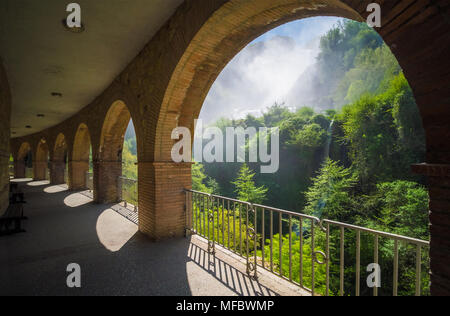 Terni (Umbrien, Italien) - Die Cascata delle Marmore ist ein Park mit einem künstlichen Wasserfall. Der Fall des Velino Fluss Insgesamt ist in der Höhe 165 Meter Stockfoto