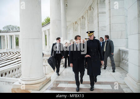 Der französische Präsident Emmanuel Längestrich (Mitte links) Wanderungen mit Generalmajor Michael Howard (Mitte rechts), Kommandierender General, U.S. Army Military District von Washington, durch das Denkmal Amphitheater auf dem Arlington National Cemetery, Arlington, Virginia, 24. April 2018. President's Längestrich Besuch in Arlington National Friedhof war Teil der ersten offiziellen Staatsbesuch aus Frankreich, seit Präsident François Hollande in 2014 nach Washington kam. Präsident Längestrich legte einen Kranz am Grab des Unbekannten Soldaten als Teil von seinem Besuch. (U.S. Armee Foto von Elizabeth Fraser/Arlington National Cemetery/rel Stockfoto