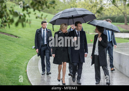 Der französische Präsident Emmanuel Längestrich und seine Frau Brigitte Längestrich, Spaziergang mit Katharine Kelley (rechts), Betriebsleiter, Arlington National Cemetery, in der Nähe der Grabstätte des früheren Präsidenten John F. Kennedy, Abschnitt 45 Arlington National Cemetery, Arlington, Virginia, 24. April 2018. President's Längestrich Besuch in Arlington National Friedhof war Teil der ersten offiziellen Staatsbesuch aus Frankreich, seit Präsident François Hollande in 2014 nach Washington kam. Präsident Längestrich legte auch einen Kranz am Grabmal des Unbekannten Soldaten als Teil von seinem Besuch. (U.S. Armee Foto von Elizabeth Fraser/Arlington Stockfoto