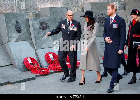 Neuseelands Hoher Kommissar, Jerry Mateparae (links), Prinz Harry und Meghan Markle während einer Dawn Service bei den Australian Memorial, Wellington Arch, London, zu gedenken Anzac Day. Stockfoto