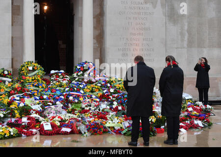 Kränze niedergelegt, die von Nachkommen der Soldaten im Ersten Weltkrieg während einer frühen Morgen Denkmal an der Villers-Bretonneux Memorial in Frankreich getötet, das 100-jährige Jubiläum der Schlacht von Amiens zu markieren. Stockfoto