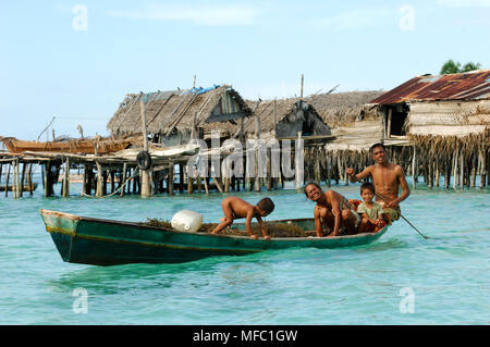 Meer BAJAU von SEMPORNA ursprünglich vor allem aus den Philippinen, jetzt in Semporna abgerechnet. Sabah, Borneo, Malaysia. Stockfoto