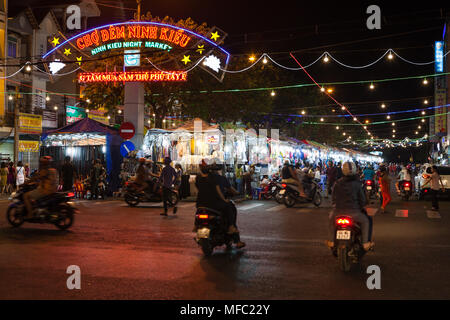 Can Tho, Vietnam - am 18. März 2017: Menschen Geschäfte auf dem Nachtmarkt Ninh Kieu Stockfoto