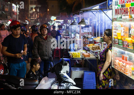 Can Tho, Vietnam - am 18. März 2017: Menschen auf Nacht Markt Stockfoto