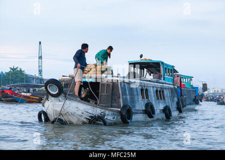 Can Tho, Vietnam - am 18. März 2017: Verkauf von Ananas auf schwimmenden Markt, Mekong River Stockfoto