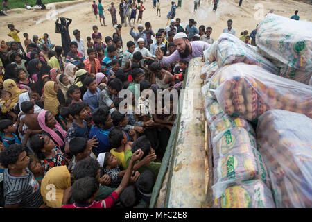 Rohingya-flüchtlinge Jagt für Hilfsgüter an kutupalong in Ukhia, Cox's Bazar, Bangladesch Stockfoto