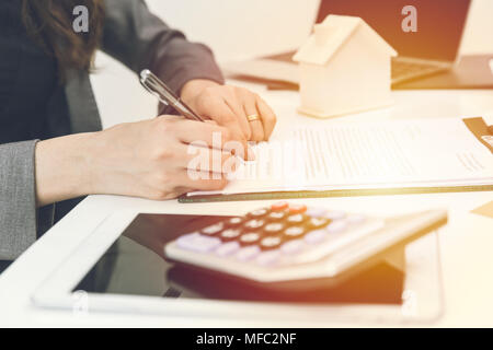 Business Leute schreiben Home Dokument mit Pen weiß Arbeiten im Büro Stockfoto