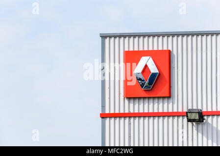 Northampton, Großbritannien - Apr 21, 2018 :: Tagesansicht offizielle Renault Trucks Renault Betrieb Schild über blauen Himmel. Renault ist eine französische multinationale Automotive manufact Stockfoto