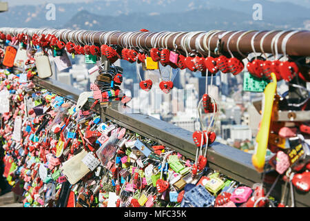 Taste Liebe Schleusen bei Namsan Tower ist die traditionelle Art und Weise der symbolischen, die für das Paar für die unsterbliche Liebe, verschiedene den Stil und die Farbe der Schlüssel mit glaubte Stockfoto