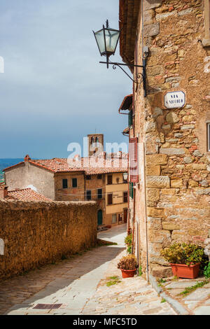 Anzeigen eines alten mittelalterlichen Straße Cortona mit alten Glockenturm, eine alte Stadt in der Toskana Stockfoto